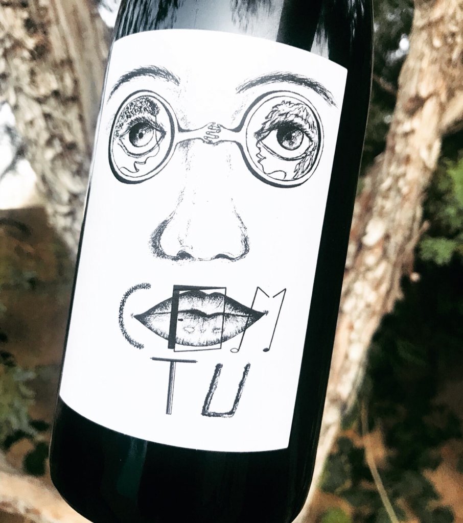 Com Tu wine label. Black and white label with a hand drawn, artistic face 